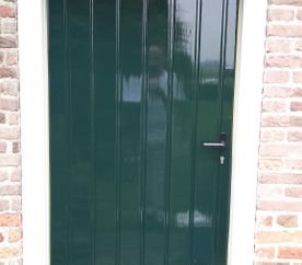 Schilderwerk ouderwetse deur groen